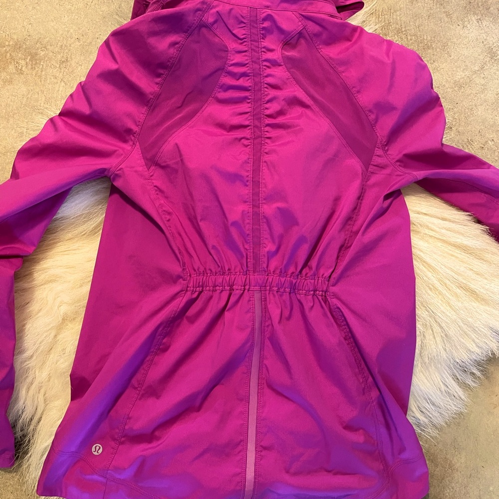 Lululemon light wind breaker